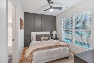 New 2 Luxe Townhomes with Rooftops Sleeps 24 - 8