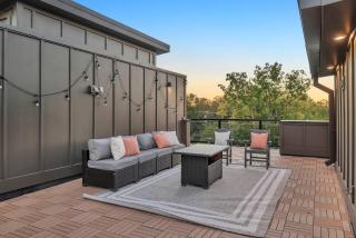 New 2 Luxe Townhomes with Rooftops Sleeps 24 - 5