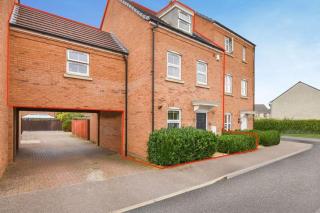 Your 4 Bedroom Townhouse - Superking Bed - Massive Television - 9