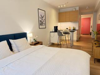 Modern 1BR Near Port & City Center - 9