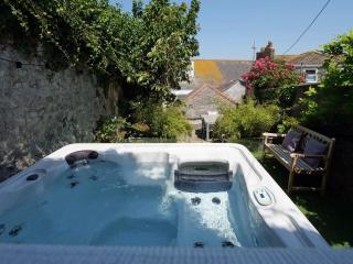 Waves End, St Ives, Hot tub and Parking - 0