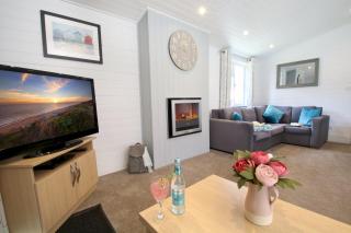 2 Bedroom Superior Lodge with Hot Tub - 9