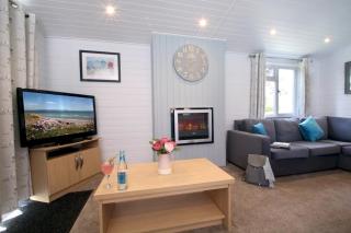 2 Bedroom Superior Lodge with Hot Tub - 8