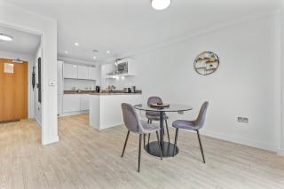 Modern 2BR Urban Nest In Salford, Manchester for 4 - 2