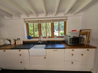 Rural Cottage Retreat, Near Goodwood Festival of Speed, Dog Friendly with Shared Outdoor Pool, gardens & Tennis, Free Parking! Chichester Holiday Properties - 9