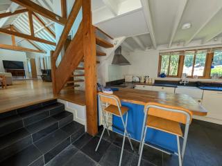 Rural Cottage Retreat, Near Goodwood Festival of Speed, Dog Friendly with Shared Outdoor Pool, gardens & Tennis, Free Parking! Chichester Holiday Properties - 8