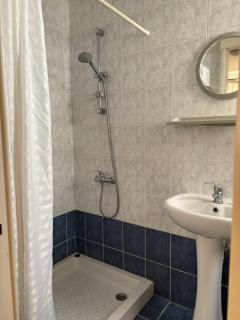 HolidayHome-Sleeps4-Poolside-Close Local Amenities - 3