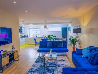 Deja Blue Luxury 3BR Home By AltoLuxoExperience Short Lets & Serviced Accommodation With Free Wifi & Parking - 0