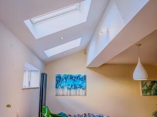 Deja Blue Luxury 3BR Home By AltoLuxoExperience Short Lets & Serviced Accommodation With Free Wifi & Parking - 4