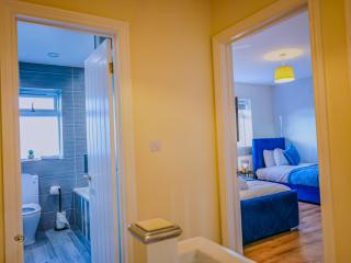 Deja Blue Luxury 3BR Home By AltoLuxoExperience Short Lets & Serviced Accommodation With Free Wifi & Parking - 2