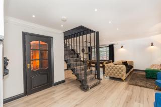 Slough Fun Home with Hot tub, Cine, Garden & Parking - 4