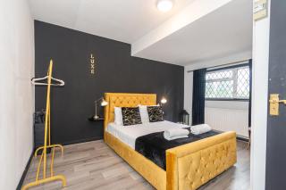 Slough 3-Bath Hot Tub, Cine & Garden with Parking - 7