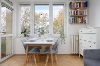 Spacious Apartment in Warsaw with 3 Rooms, Desk and Bathtub by Noclegi Renters - 7
