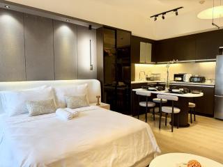 Venice Canal View with Balcony near BGC and Airport 10c - 7