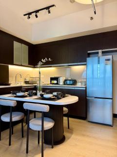 Venice Canal View with Balcony near BGC and Airport 10c - 2