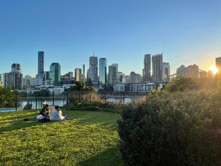 Mid-Century Luxe - Story Bridge & River Views - 8