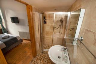 Roomy home 1 level Free Parking - 5