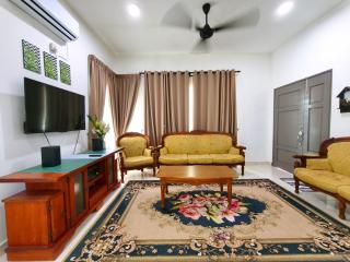 Ana Homestay Moslim only 4 airconds Wi-Fi - 0
