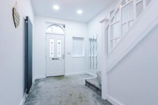 6BR Home - Sleeps 15 - Ideal for Contractors & Group Stays - Parking - 4