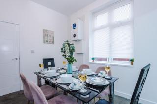 6BR Home - Sleeps 15 - Ideal for Contractors & Group Stays - Parking - 6