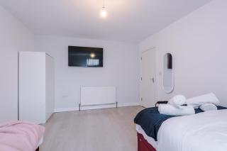 6BR Home - Sleeps 15 - Ideal for Contractors & Group Stays - Parking - 2