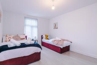 6BR Home - Sleeps 15 - Ideal for Contractors & Group Stays - Parking - 4