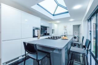 6BR Home - Sleeps 15 - Ideal for Contractors & Group Stays - Parking - 6