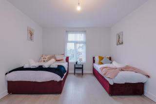 6BR Home - Sleeps 15 - Ideal for Contractors & Group Stays - Parking - 2