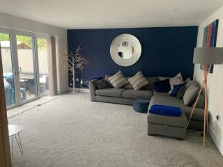 Modern 4BR Getaway House for Families and Groups - 0