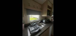 3 Bed Caravan Sleeps 6 with Free Parking - 9