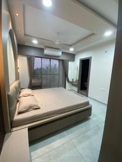 Home away from Home close to Swaminarayan Temple - 9