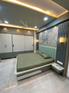 Home away from Home close to Swaminarayan Temple - 8