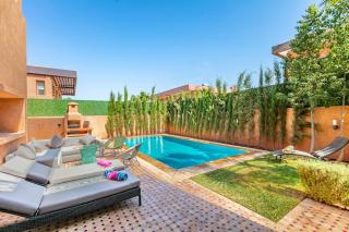 Comfortable villa with heated pool - 1