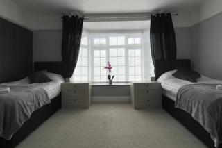 4 Bed House Sleeps 8 - Enclosed Garden - Parking - 9