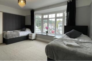 4 Bed House Sleeps 8 - Enclosed Garden - Parking - 8