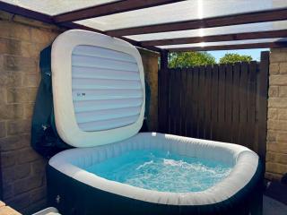 Town House with Hot Tub & Free Parking - 0