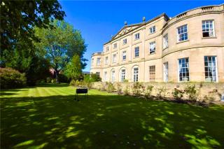 Town House with Hot Tub & Free Parking - 4