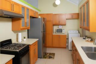 Elegant Prime Location Elegant Villa -Sleeps 7 -Private Pool & Gym - 6