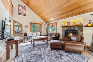 5BR Ski in Out Mountain Getaway with Hot Tub and Views - 5