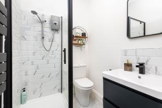 Stunning Block of 3 Central Flats-By FabAccommodation - 1