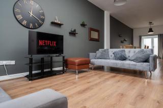 Luxury Waterfront Flat near City Center - 4