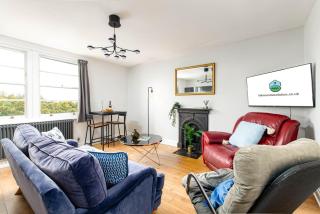 Stunning Block of 3 Central Flats-By FabAccommodation - 4