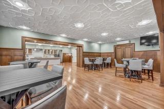 Luxe Flat with Heated Pool Sauna Rooftop Deck Gym - 5