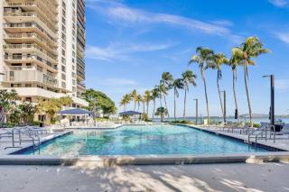Luxury Penthouse with Balcony Bed and Bay & City View - 9