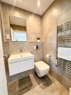 44 Summer Lake, 4 Bedroom, Detached, Luxury Lakeside Lodge with Private Hot Tub in the Cotswold Lakes - 4