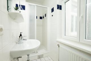 Bright 1BR apartment with a queen-size bed - 6