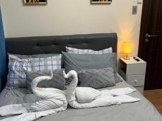 Bayfront 1BR Condo in Pasay Manila with Wi-Fi, Netflix & Pool Access, Near NAIA Airport, Mall of Asia, OKADA, CCP & PICC - 2