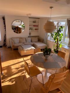 Quirky Seaside Apartment - 0