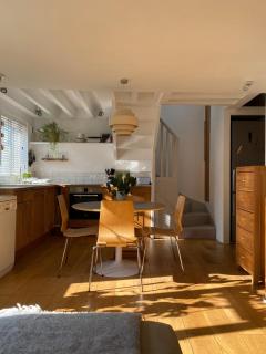 Quirky Seaside Apartment - 6