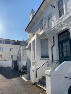 Quirky Seaside Apartment - 5